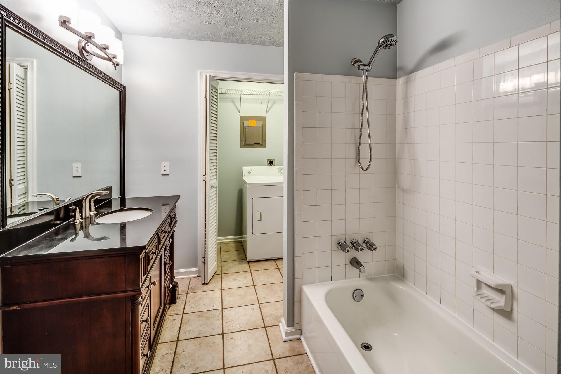 2283 Hunter's Run Drive, Unit 2283 Reston, VA 20191 - Photo 17 of 23 Bath