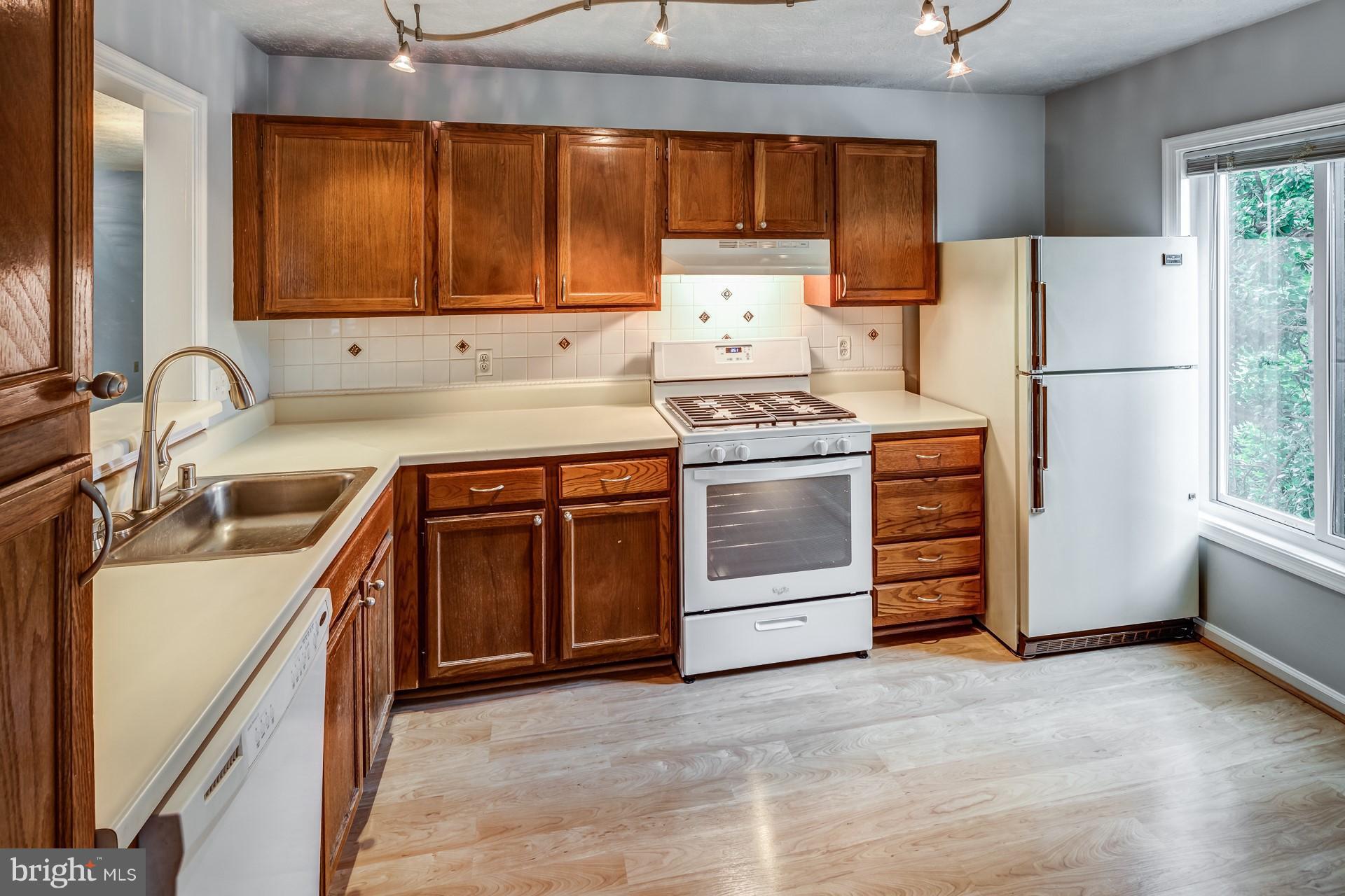2283 Hunter's Run Drive, Unit 2283 Reston, VA 20191 - Photo 8 of 23 Kitchen