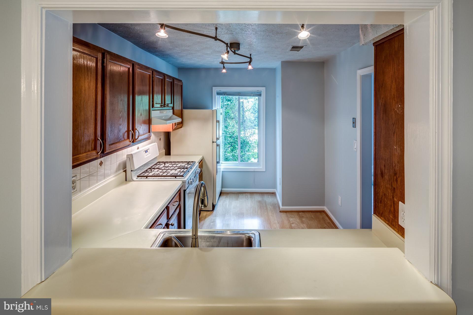 2283 Hunter's Run Drive, Unit 2283 Reston, VA 20191 - Photo 10 of 23 Kitchen