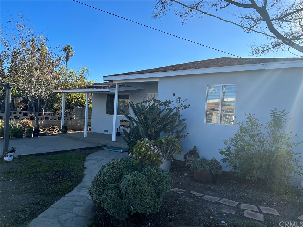 a view of house with a yard