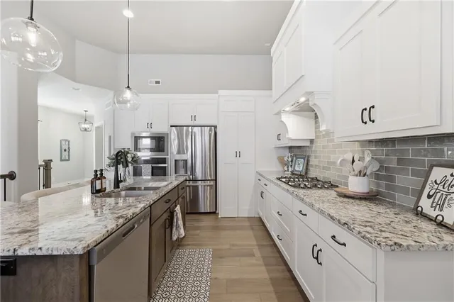 $565,000 | 2617 Southwest Hook Farm Drive, Lee's Summit, MO 64082