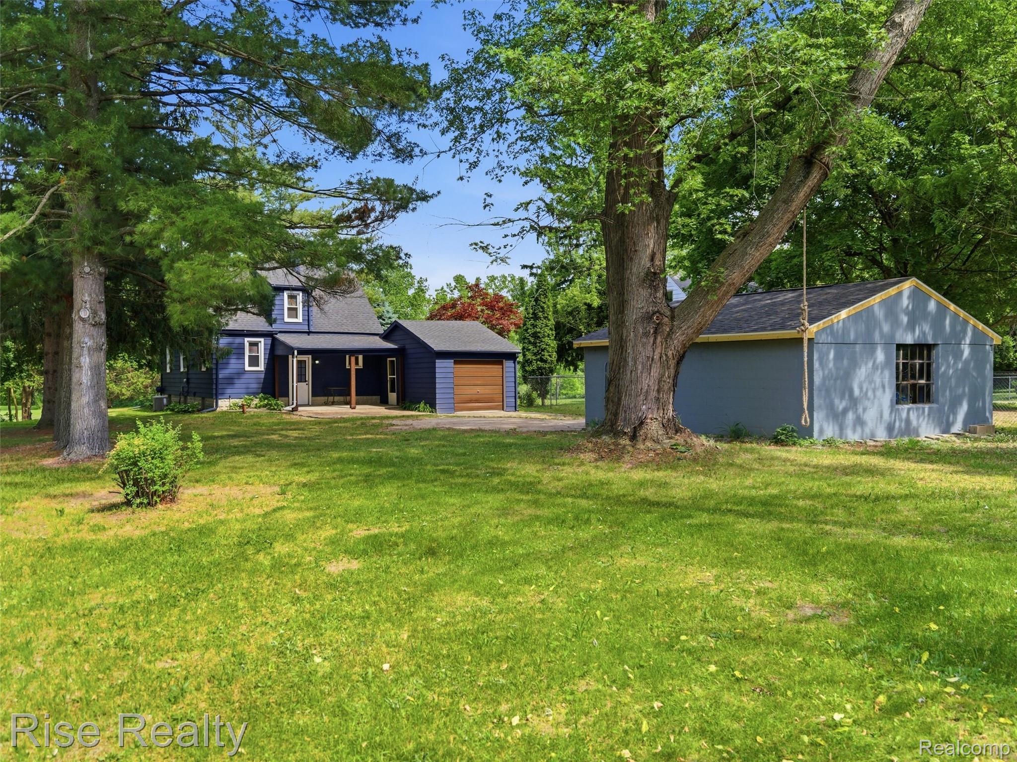 2449 North Genesee Road Burton, MI 48509 - Photo 33 of 40 33.jpg