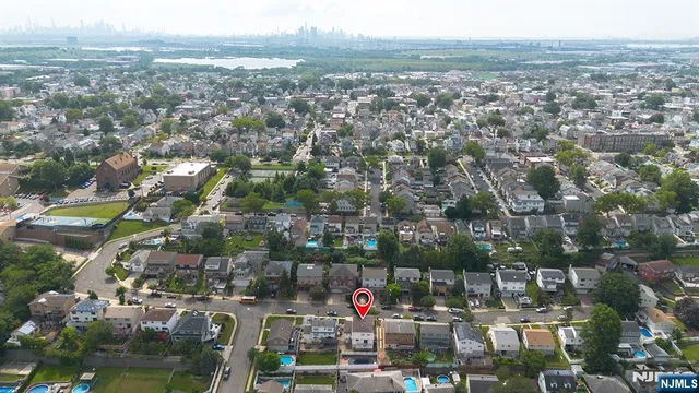 a black and white photo of a picture