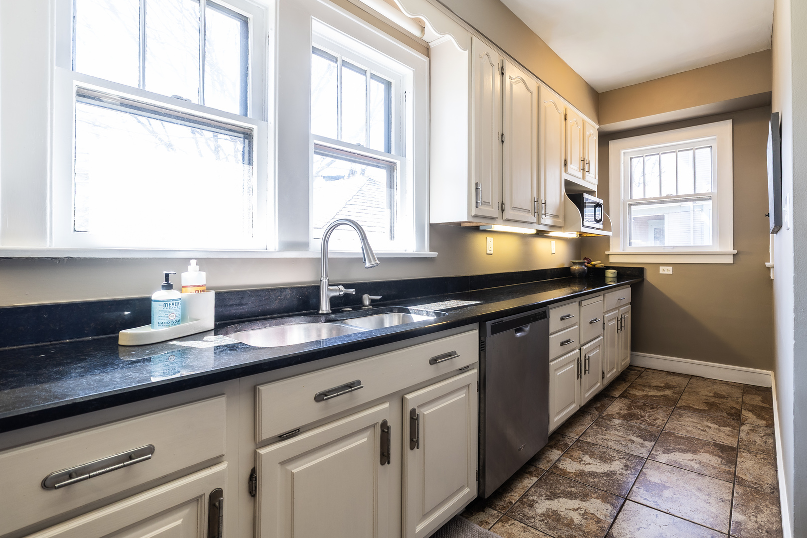 489 Division Street Elgin, IL 60120 - Photo 16 of 40