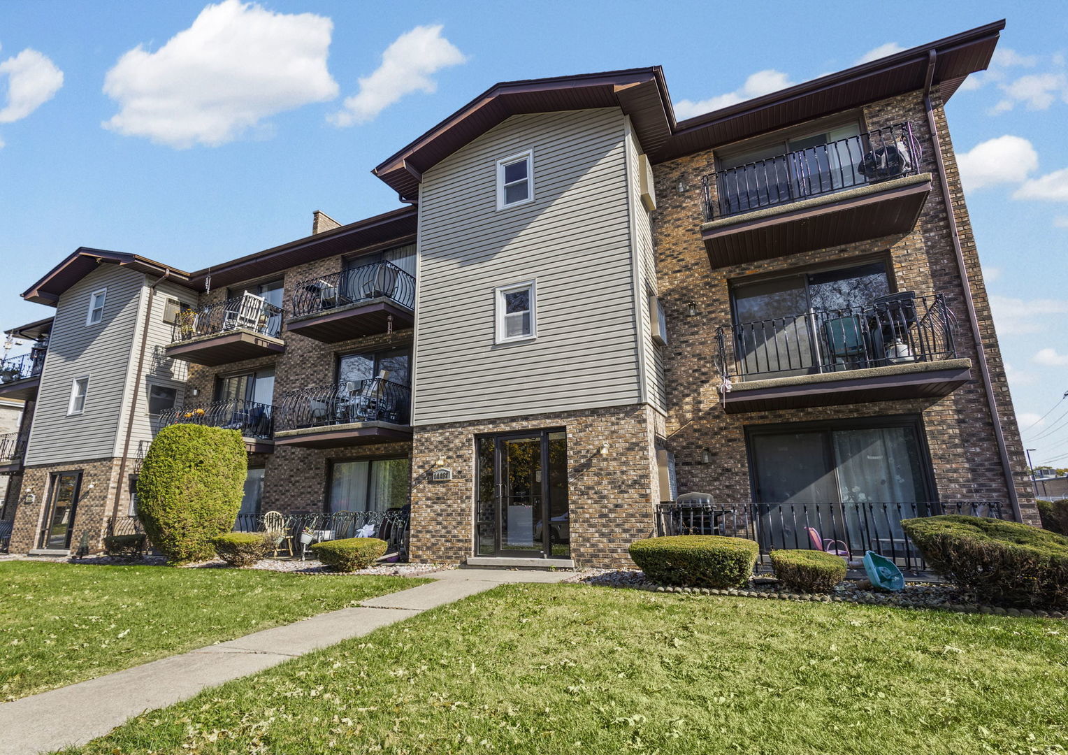 14457 Lamon Avenue, Unit 3N Midlothian, IL 60445 - Photo 1 of 21 a view of a house with a yard and plants