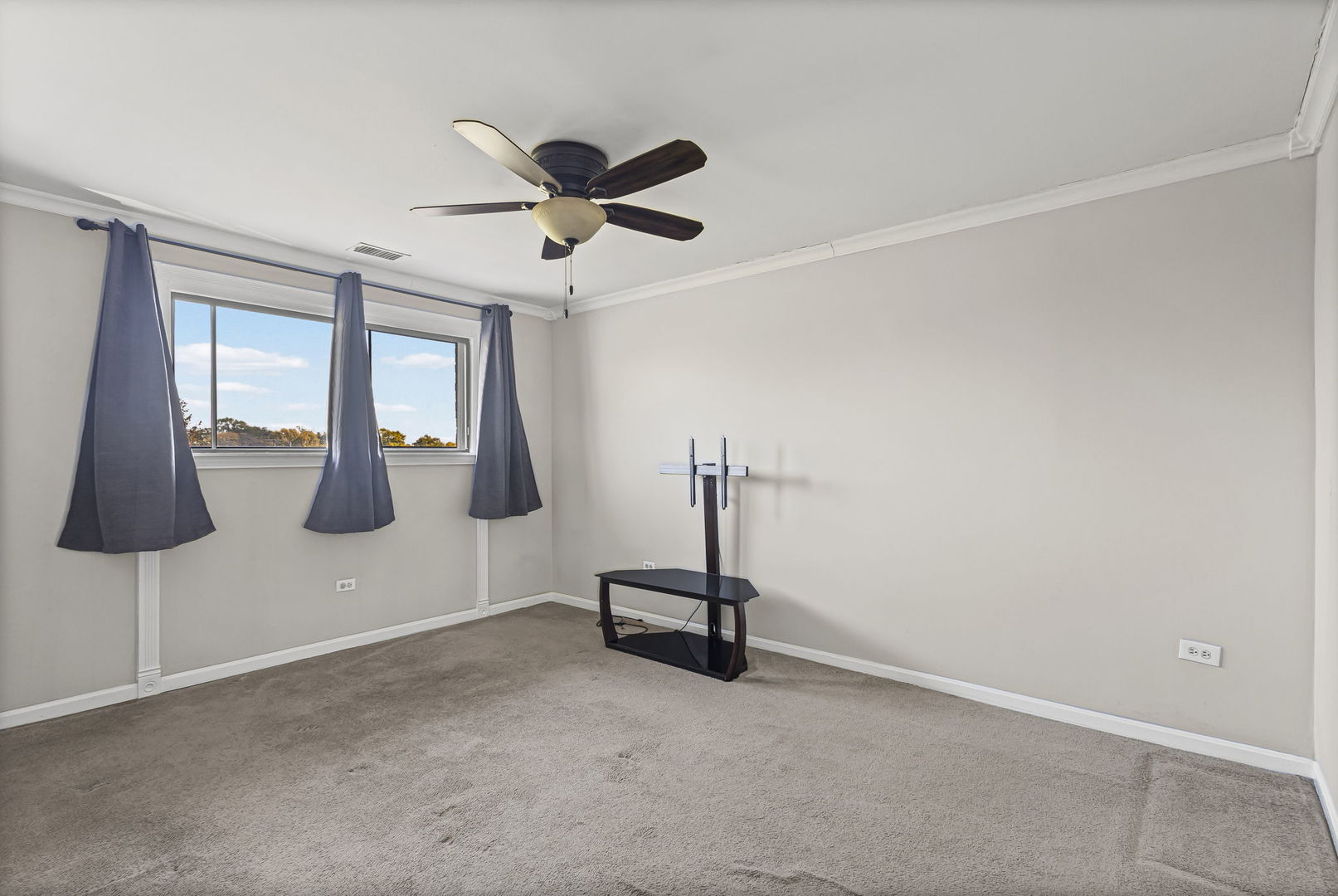 14457 Lamon Avenue, Unit 3N Midlothian, IL 60445 - Photo 16 of 21 a view of a room with gym equipment