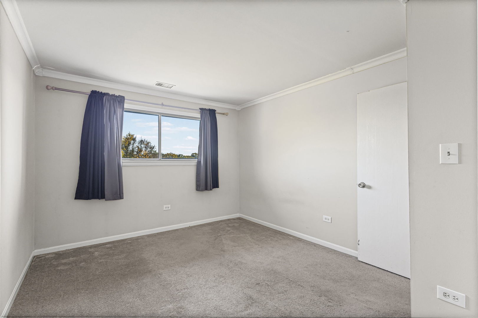 14457 Lamon Avenue, Unit 3N Midlothian, IL 60445 - Photo 20 of 21 an empty room with windows and closet