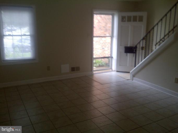 9328 Taney Road Manassas, VA 20110 - Photo 7 of 13 Living Room