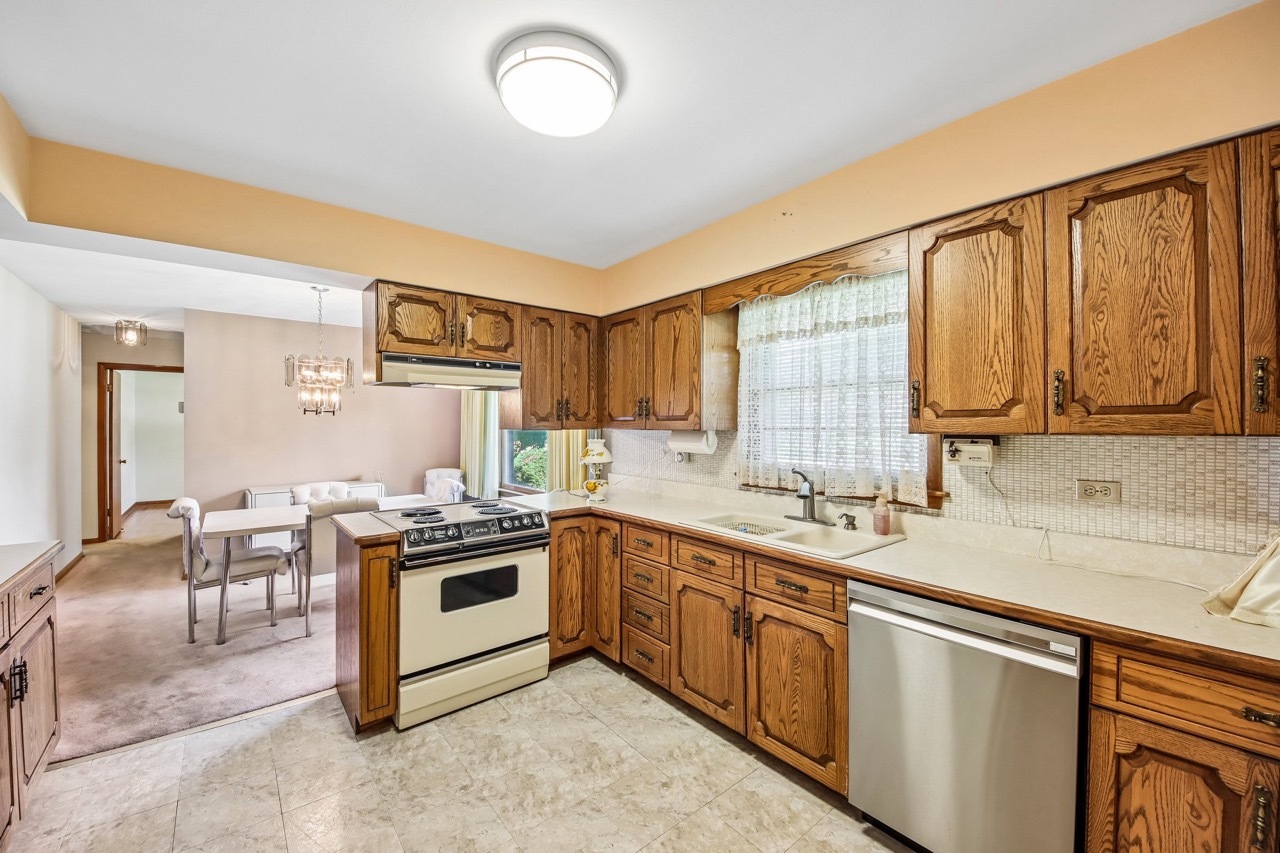 418 Highland Road Willowbrook, IL 60527 - Photo 14 of 44