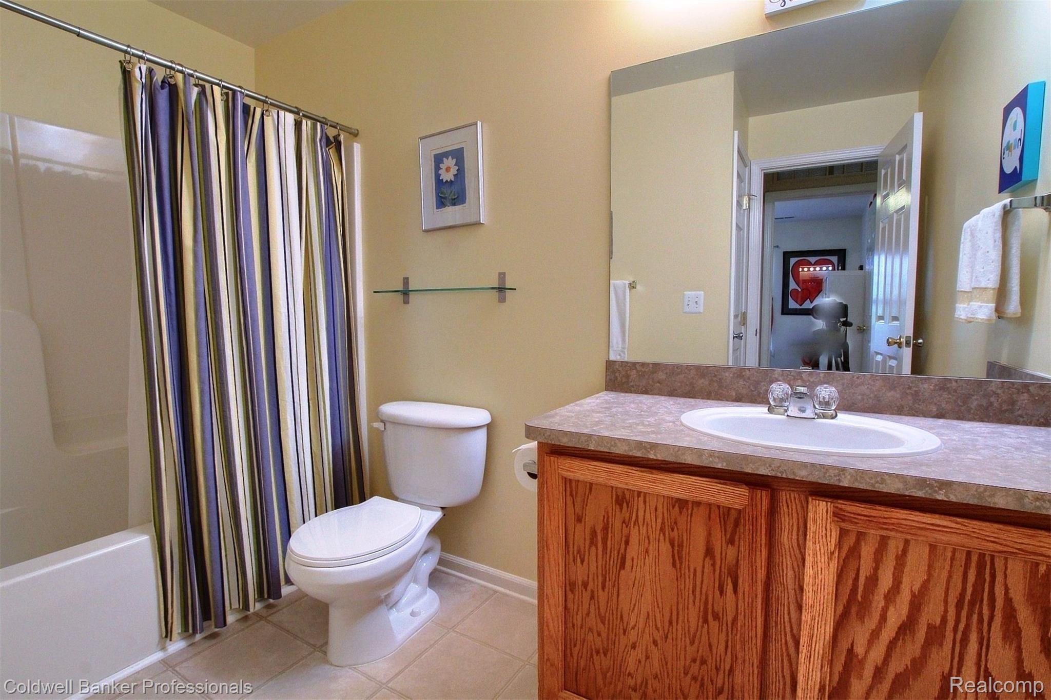 11830 Farmington Road Livonia, MI 48150 - Photo 24 of 26 Full bathroom