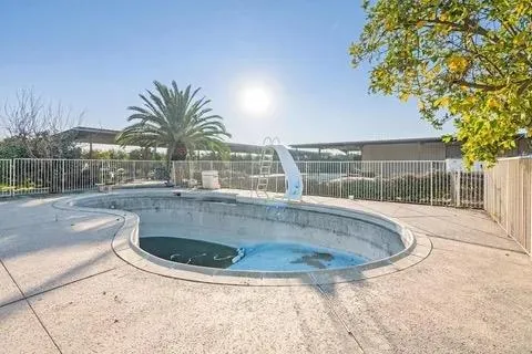 a view of a backyard