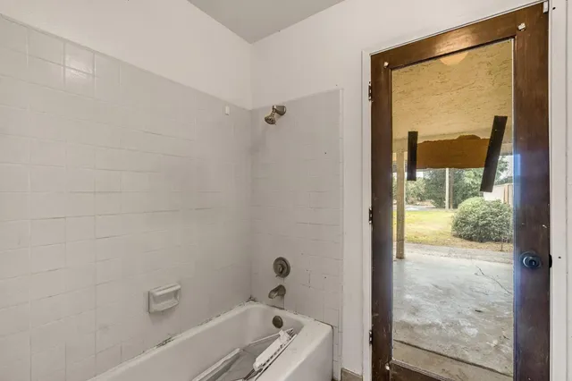 en empty room with closet and a ceiling fan