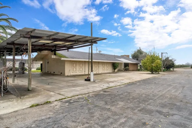 a view of a house with backyard