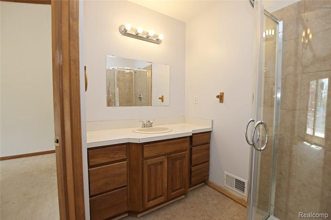 5959 Fox Lake Road Goodrich, MI 48438 - Photo 29 of 46 31) Master Bath.jpg