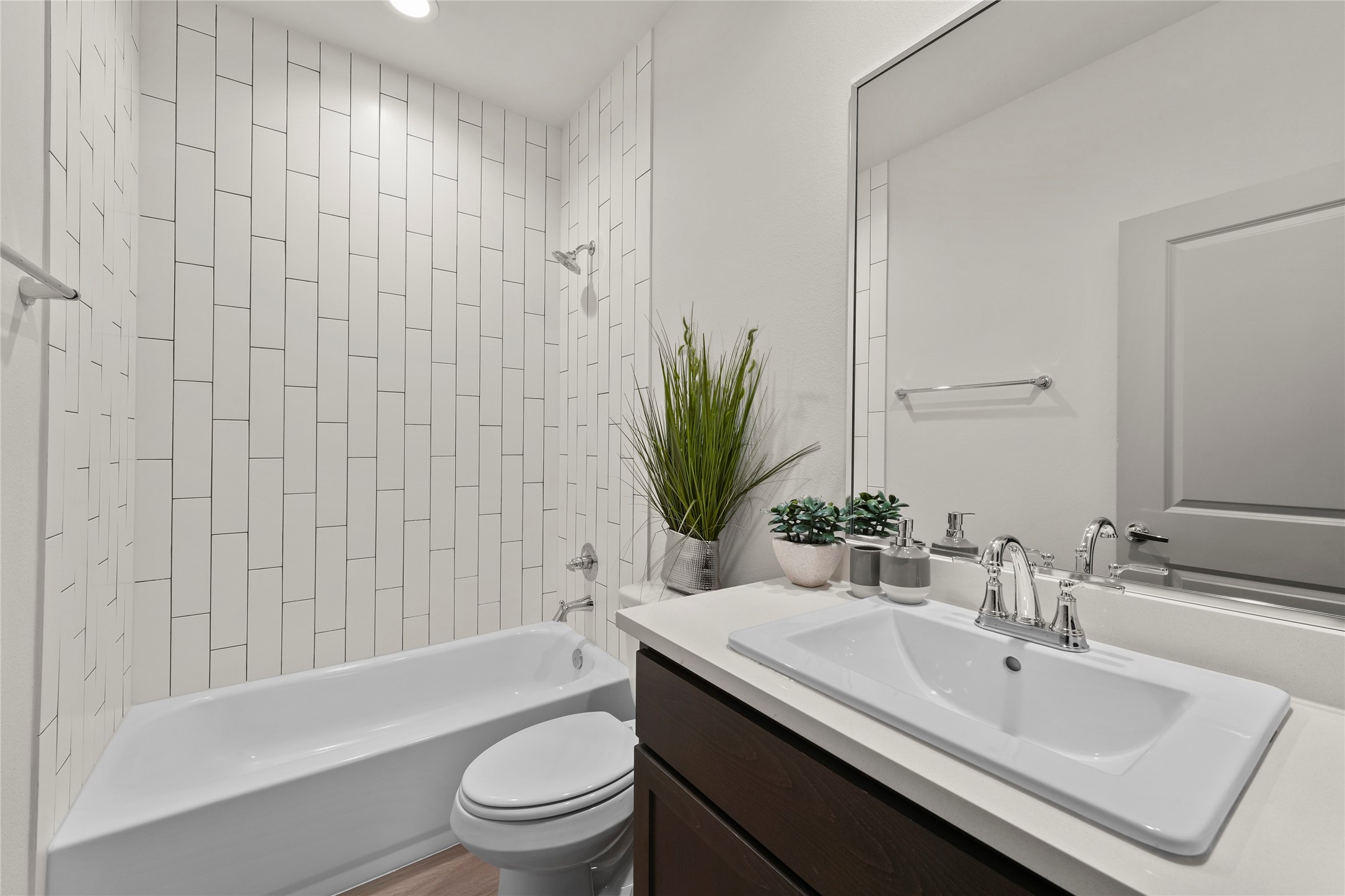 64 Dipping Lane Houston, TX 77076 - Photo 13 of 17 2nd floor full bath