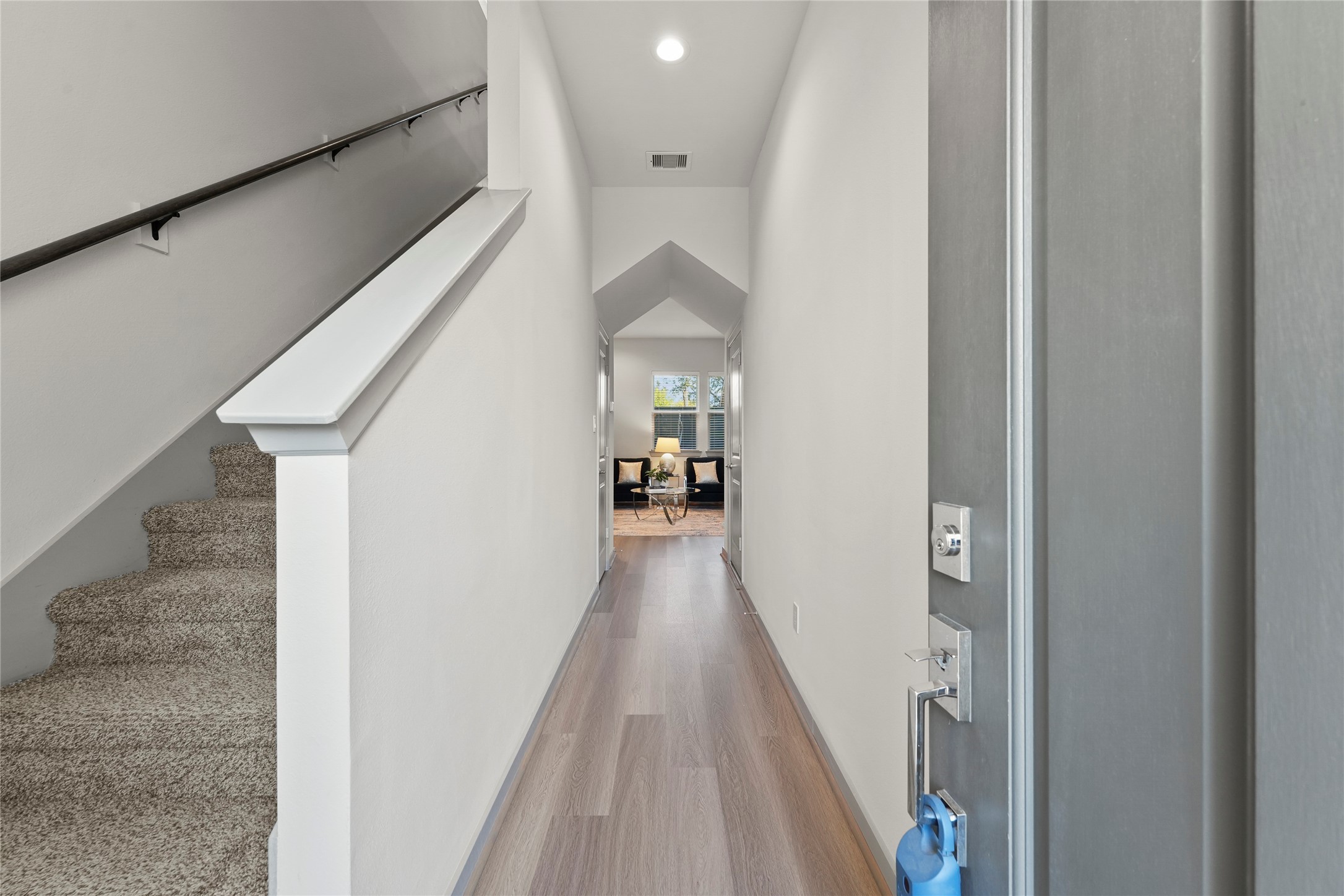 64 Dipping Lane Houston, TX 77076 - Photo 3 of 17 1st floor entry