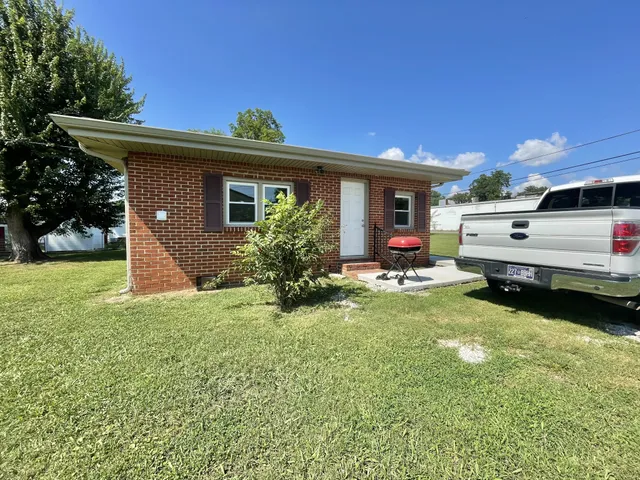 a front view of house with yard