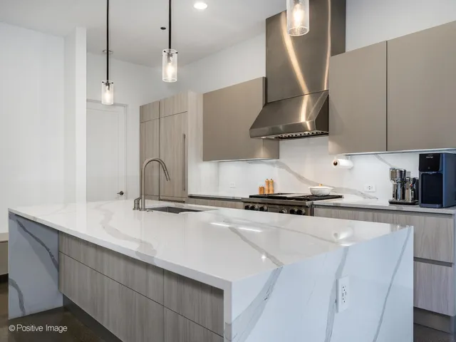 $1,149,000 | 900 West Washington Boulevard, Unit 302, Chicago, IL 60607