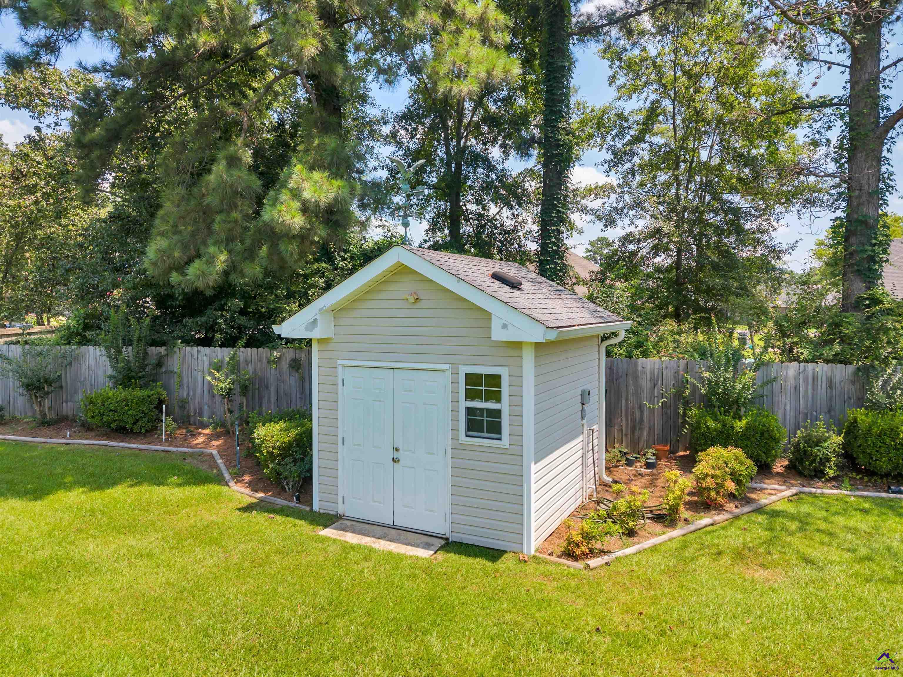 206 North Hampton Place Perry, GA 31069 - Photo 10 of 20 a view of a backyard with a small cabin