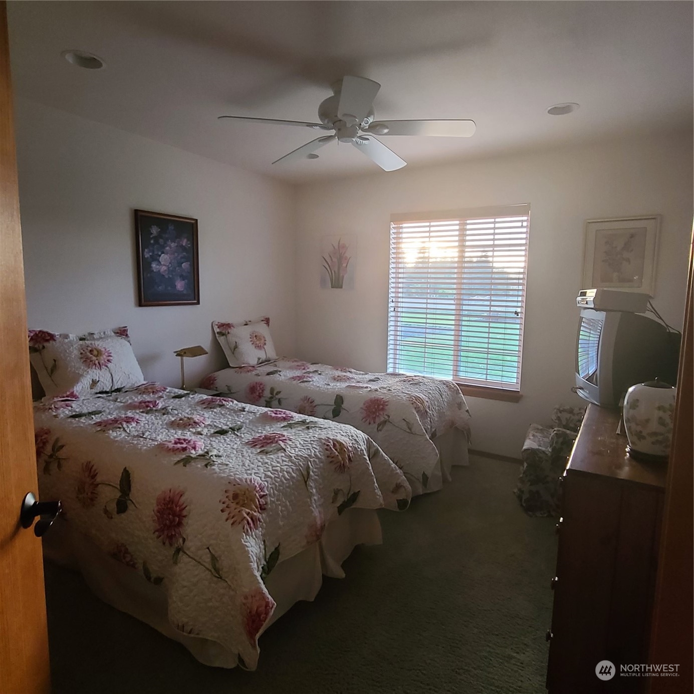 478 Leudinghaus Road Chehalis, WA 98532 - Photo 26 of 39 a bedroom with two beds and a window