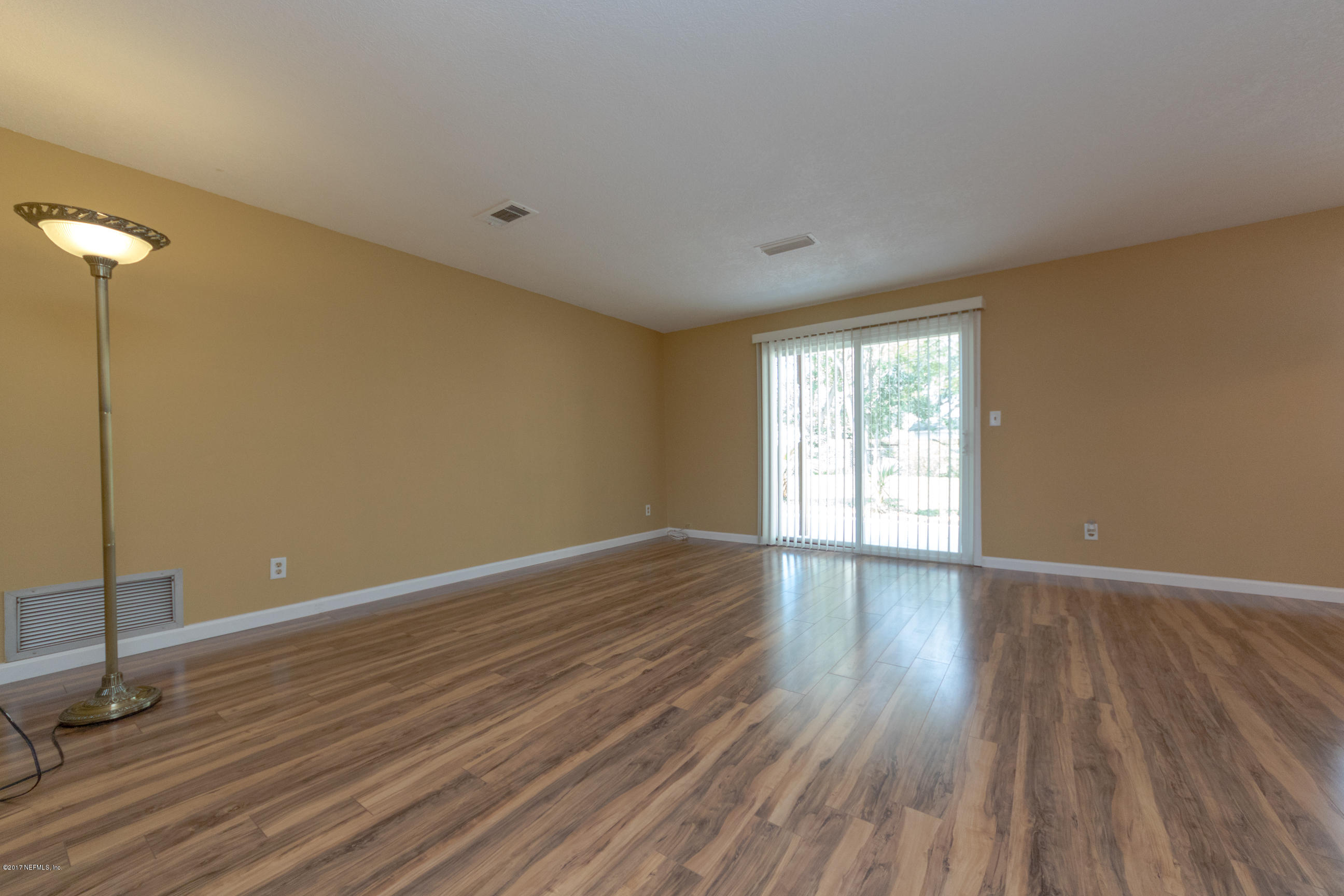 4052 Pelican Road Jacksonville, FL 32207 - Photo 8 of 28 Living View 2