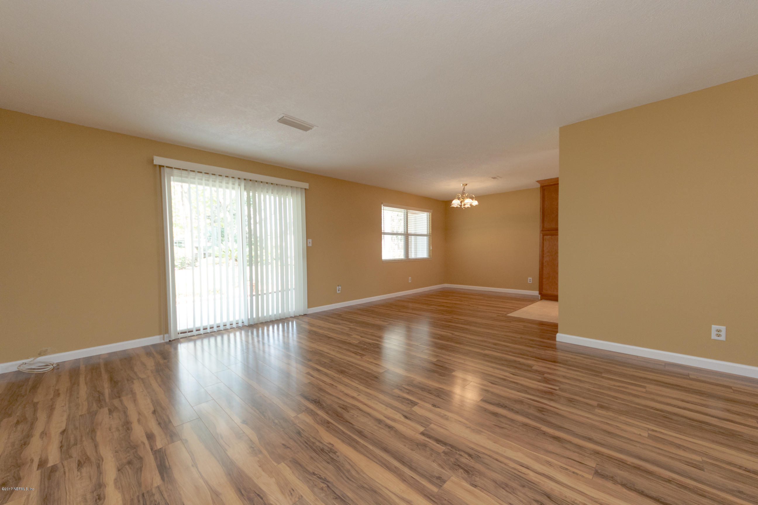 4052 Pelican Road Jacksonville, FL 32207 - Photo 9 of 28 Living View 3