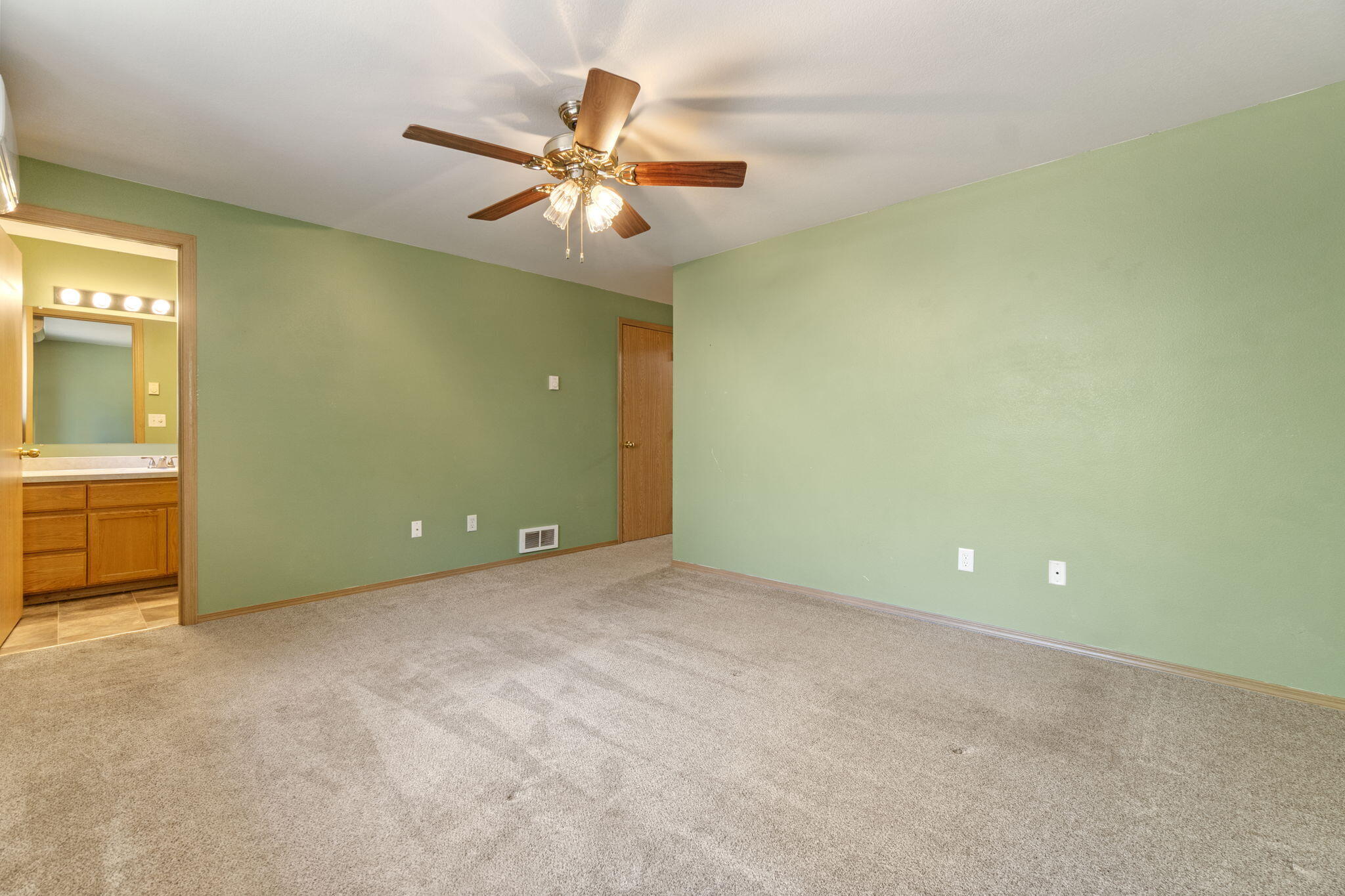 2630 Frontage Road Klamath Falls, OR 97601 - Photo 47 of 72 an empty room and chandelier fan