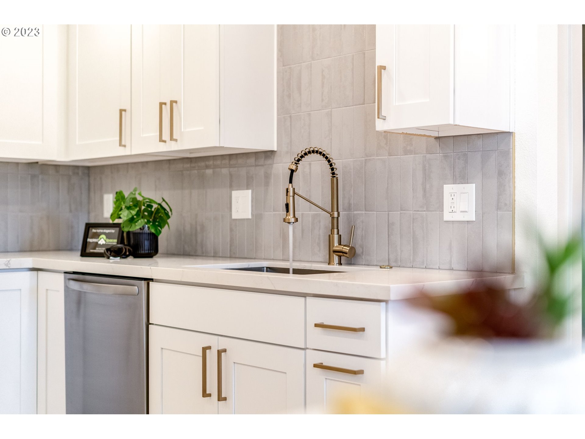 3842 North Alaska Street Portland, OR 97217 - Photo 11 of 36 a kitchen with granite countertop a white sink and cabinets
