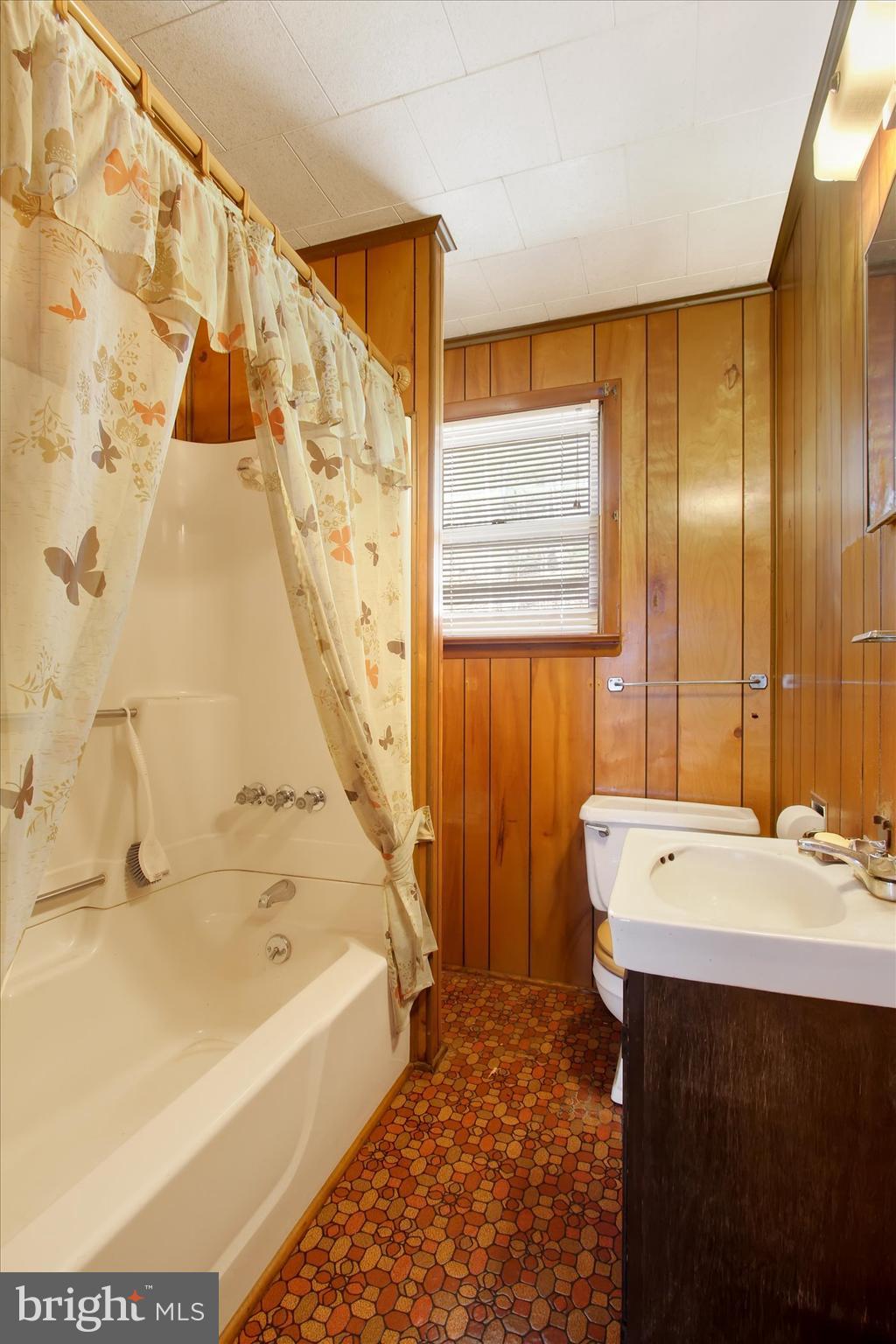 50 Boyds Schoolhouse Road Biglerville, PA 17307 - Photo 13 of 26 a bathroom with a bathtub and a sink