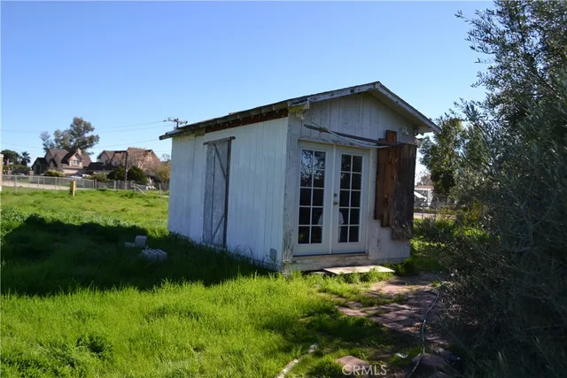 a view of a house with backyard