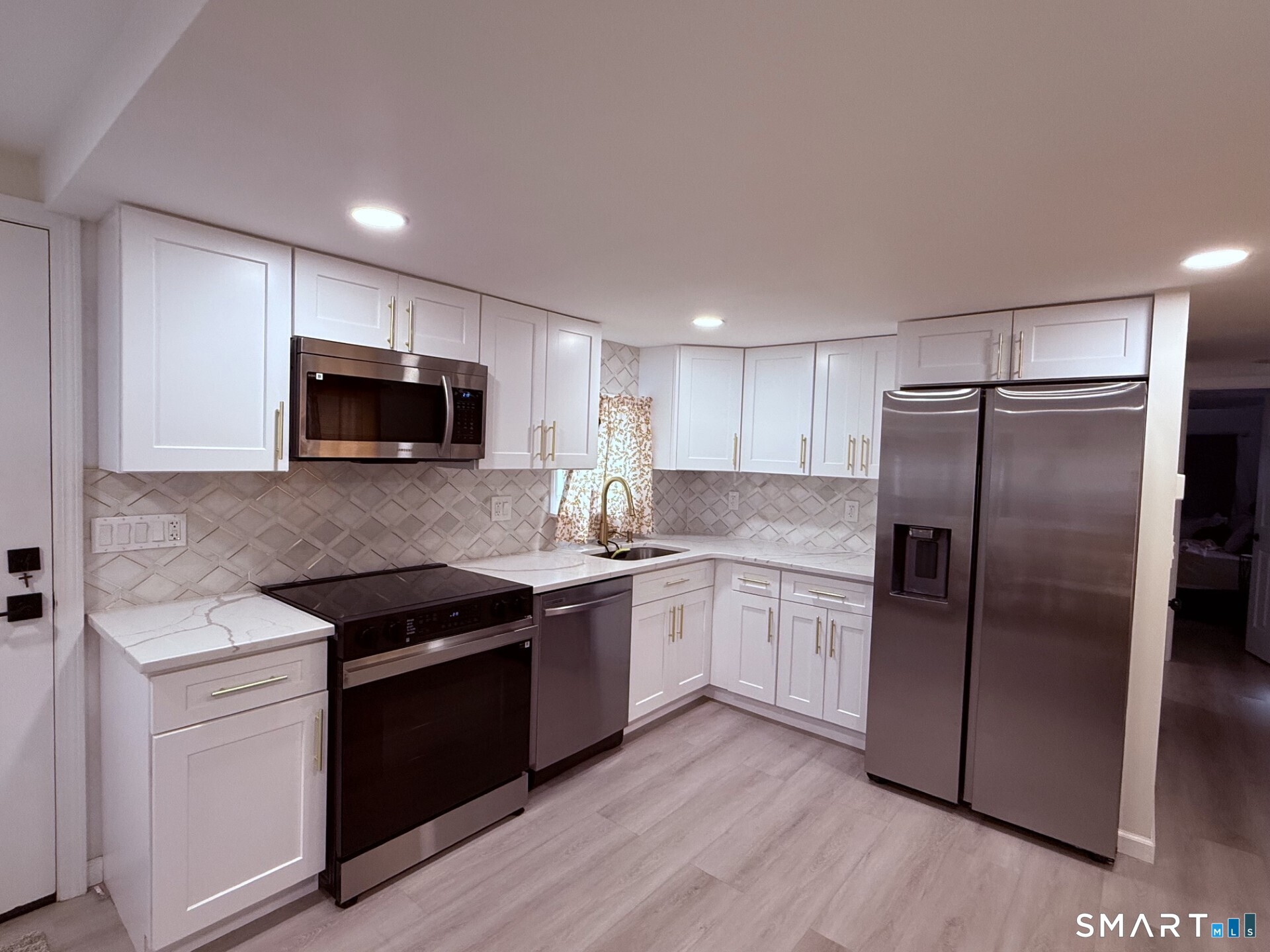 1042 Poquonnock Road Groton, CT 06340 - Photo 7 of 20