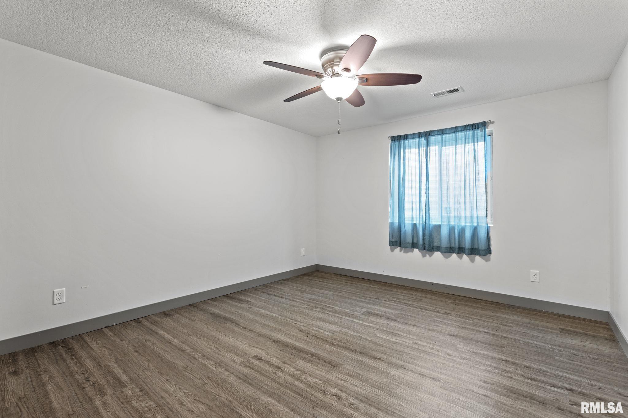 201 South Buttermilk Road Eldridge, IA 52748 - Photo 22 of 25