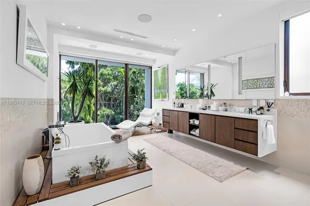 $45,000 | 3009 Pine Tree Drive, Miami Beach, FL 33140