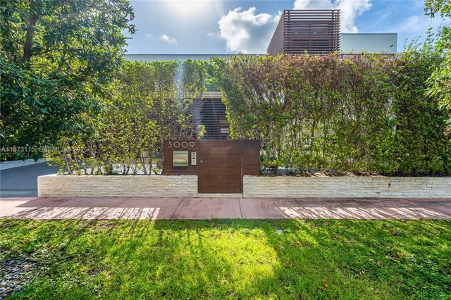 $45,000 | 3009 Pine Tree Drive, Miami Beach, FL 33140