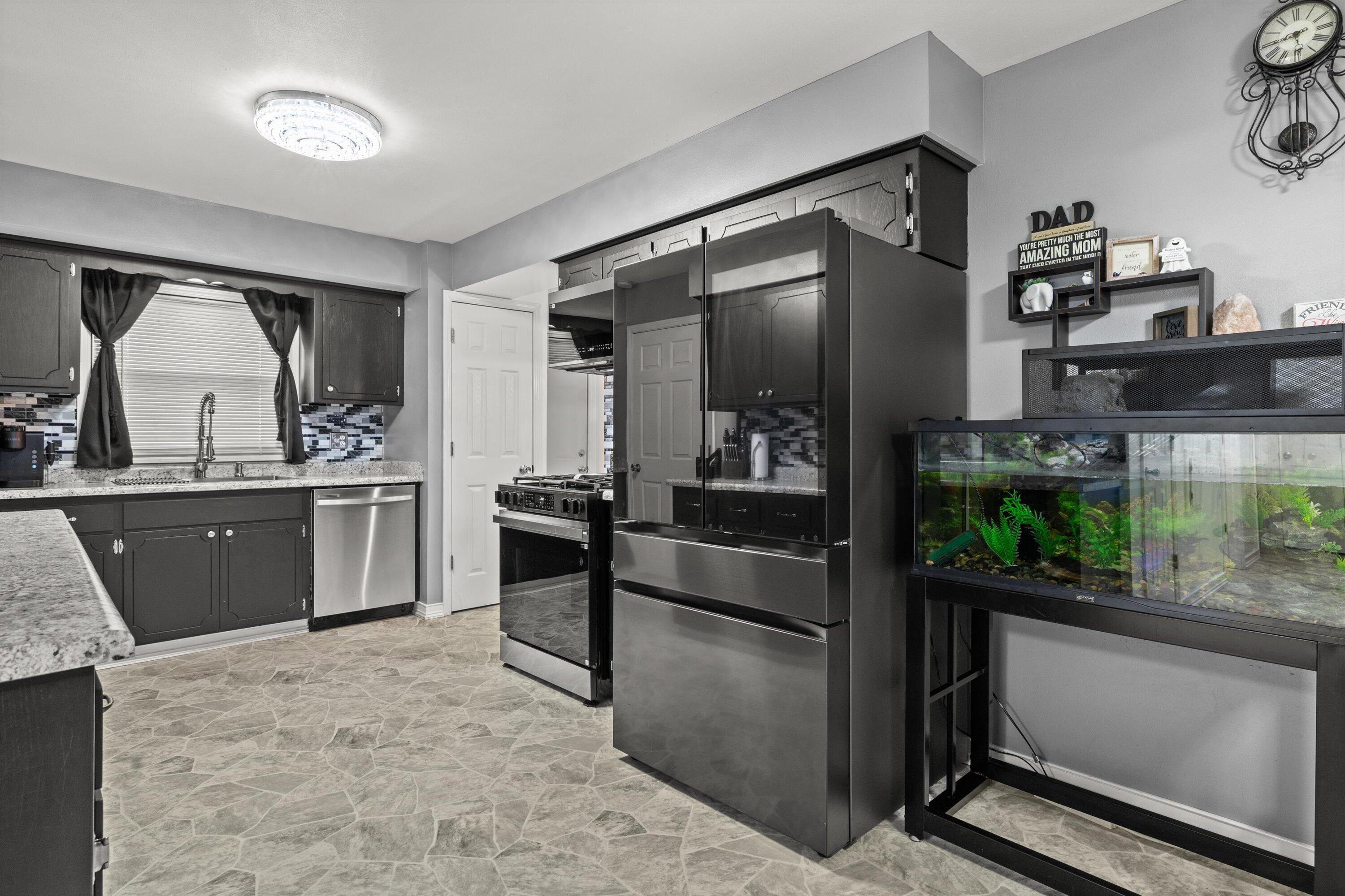 2902 23rd Street Kenosha, WI 53140 - Photo 7 of 45 09-IMG_8904