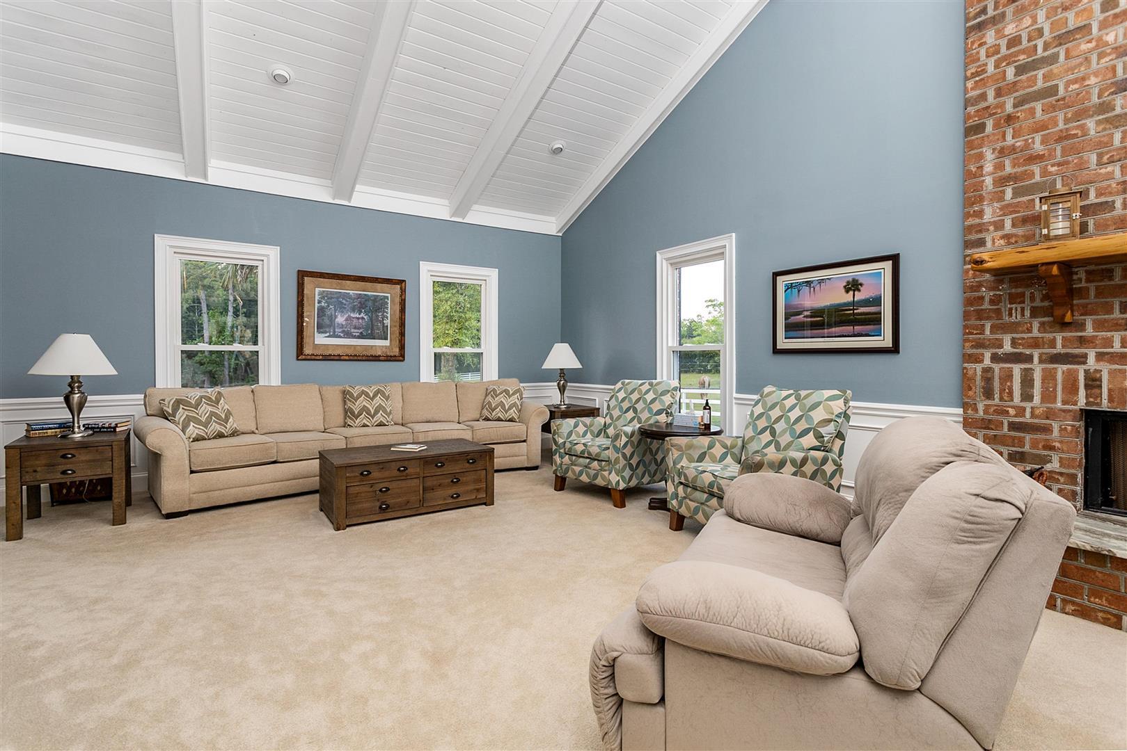 558 West Butternut Road Summerville, SC 29483 - Photo 16 of 54 16 - Great room 1 (Large)