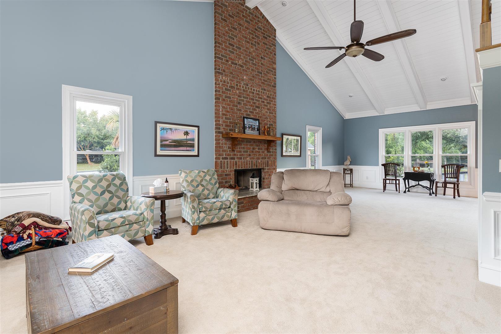 558 West Butternut Road Summerville, SC 29483 - Photo 17 of 54 17 - Great room 2 (Large)