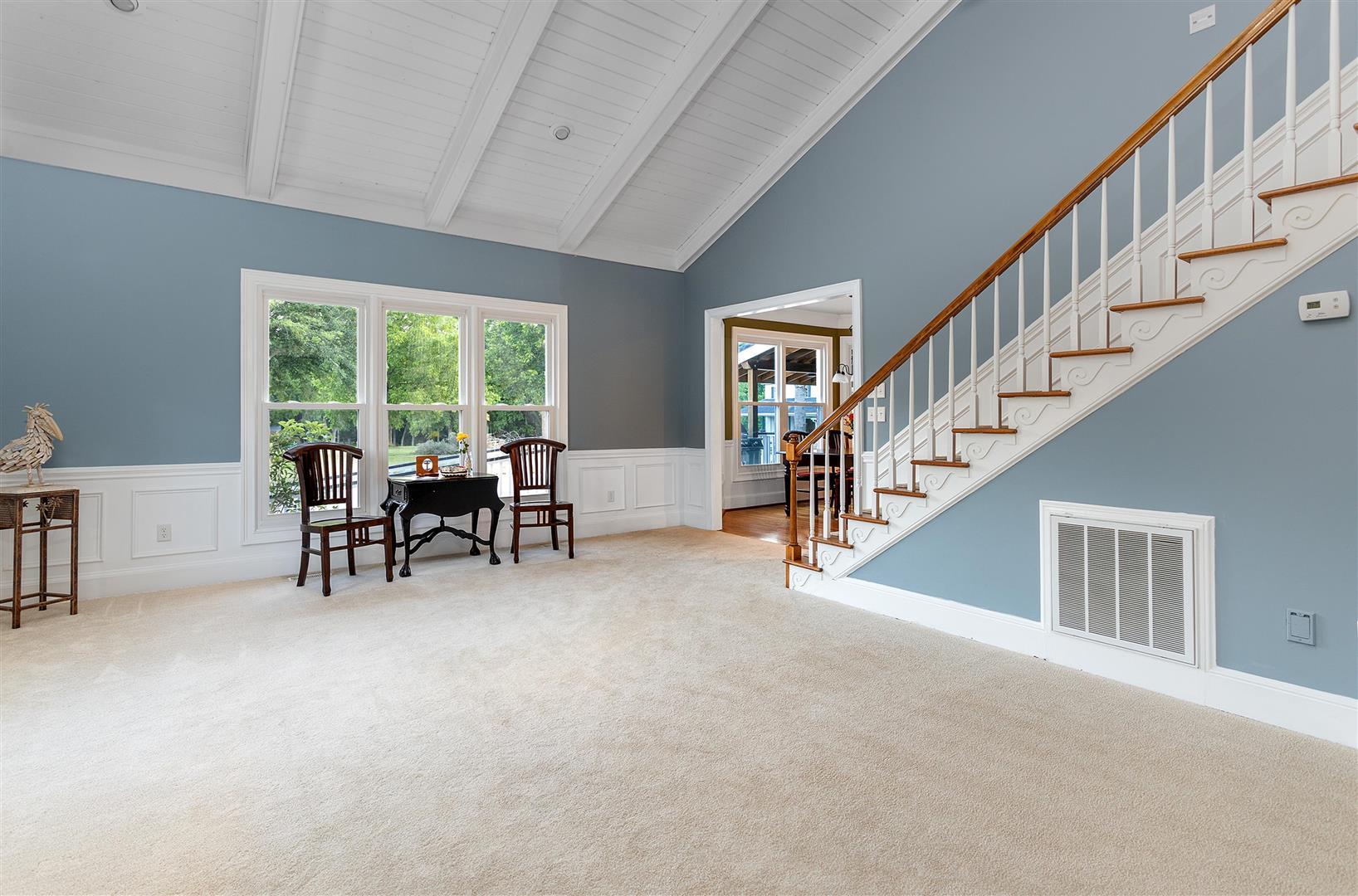 558 West Butternut Road Summerville, SC 29483 - Photo 18 of 54 18 - Great room 3 (Large)