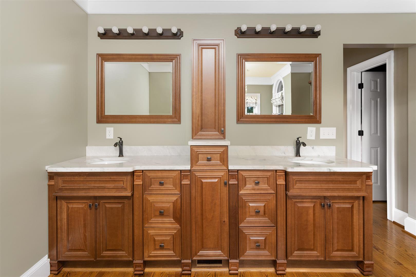 558 West Butternut Road Summerville, SC 29483 - Photo 23 of 54 23 - Master bath 2 (Large)