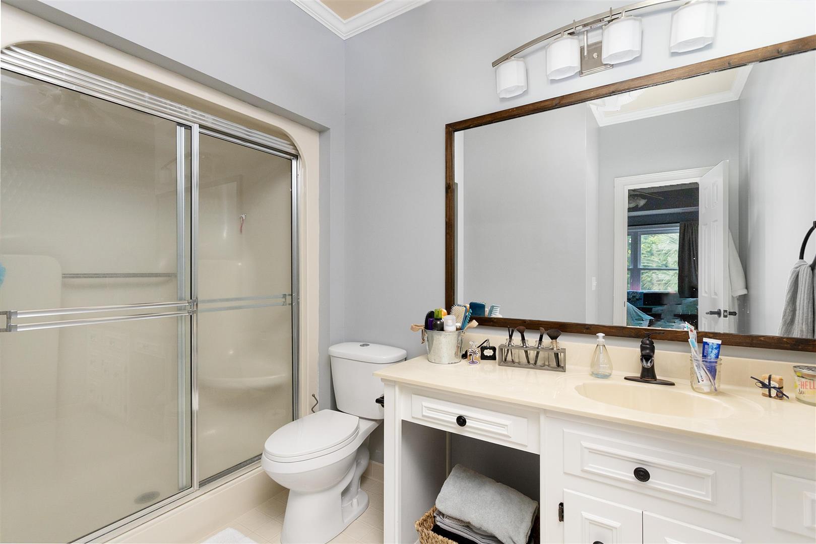 558 West Butternut Road Summerville, SC 29483 - Photo 27 of 54 27 - Guest Bath 1 (Large)