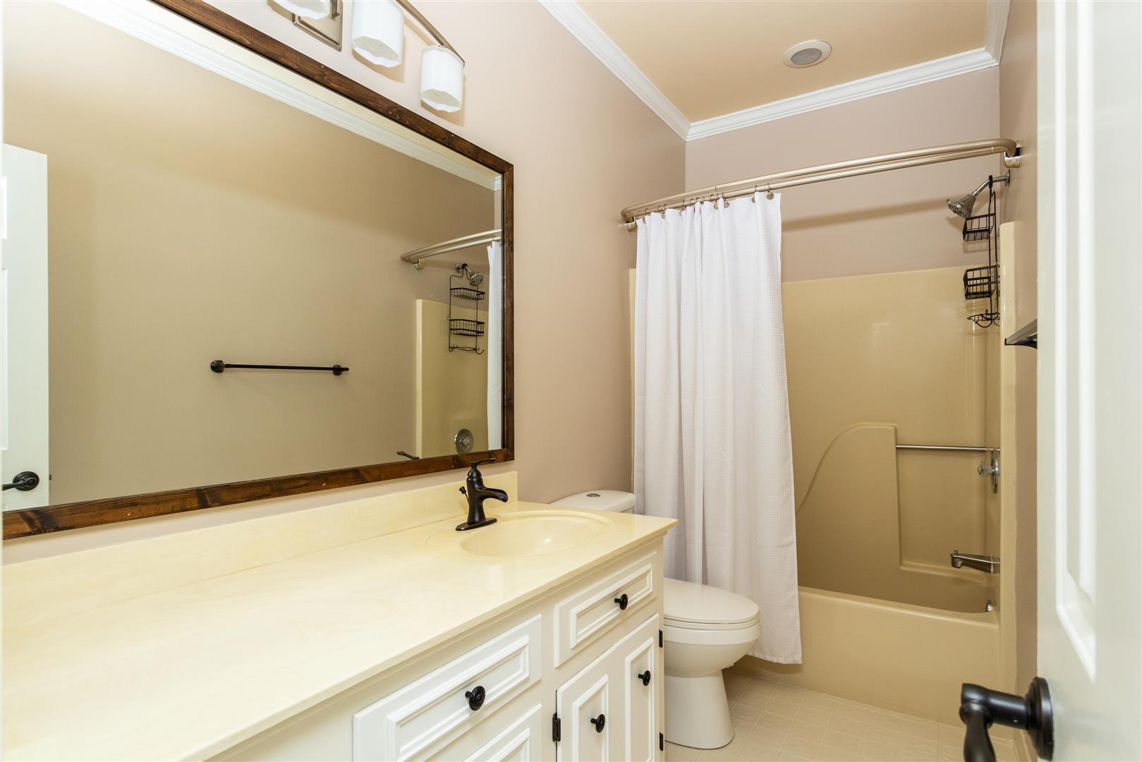 558 West Butternut Road Summerville, SC 29483 - Photo 32 of 54 32 - Guest Bath 4 (Large)