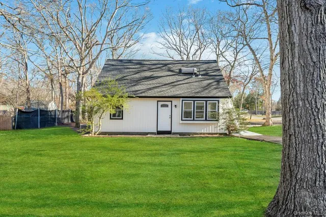 $899,999 | 15 Ocean Avenue, East Quogue, NY 11942