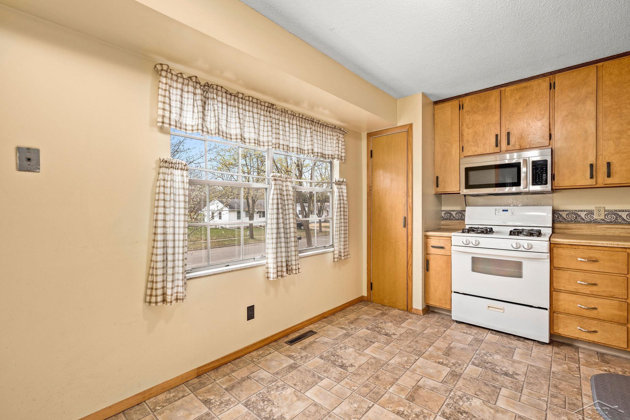 3022 Riggie Street Midland, MI 48640 - Photo 10 of 28 Kitchen