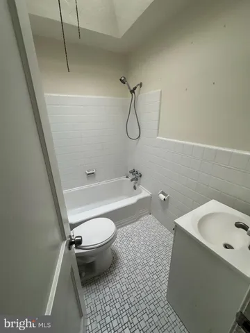 $2,200 | 3821 Berkley Avenue, Drexel Hill, PA 19026