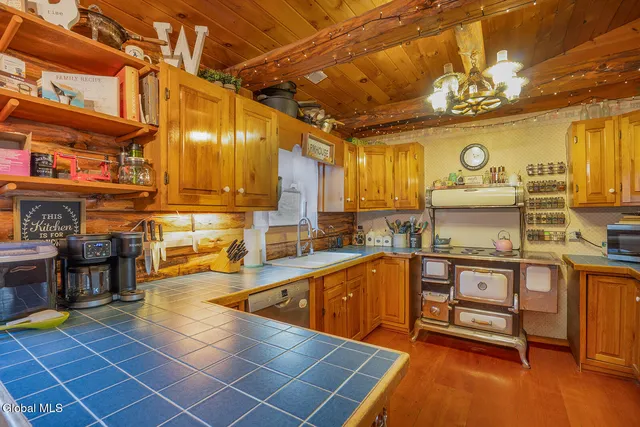 $402,000 | 20 Kamarak Way, Granville, NY 12832