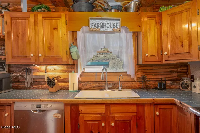 $402,000 | 20 Kamarak Way, Granville, NY 12832