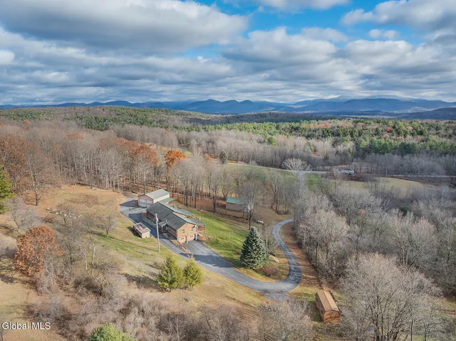 $402,000 | 20 Kamarak Way, Granville, NY 12832