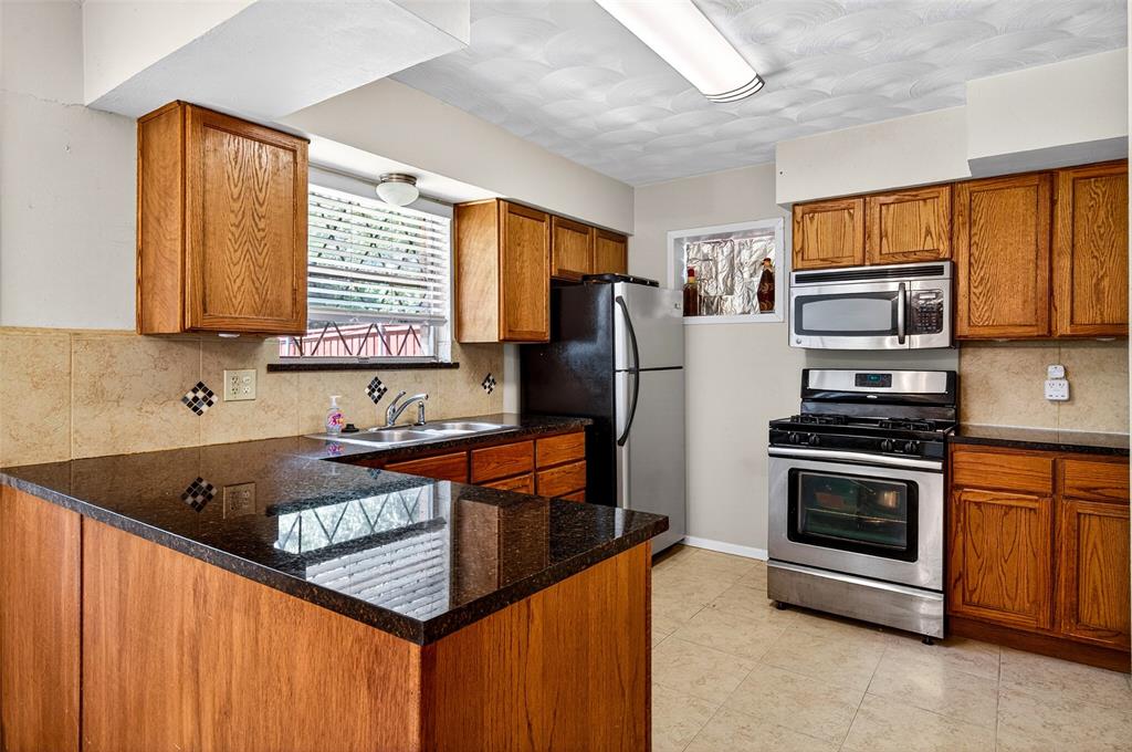 2718 Ridgewood Street Irving, TX 75062 - Photo 10 of 25 Kitchen