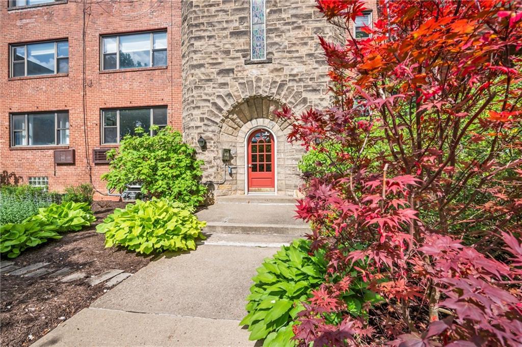 Pet Friendly Shadyside Condo with secured entry that's close to it all! You won't want to miss it!