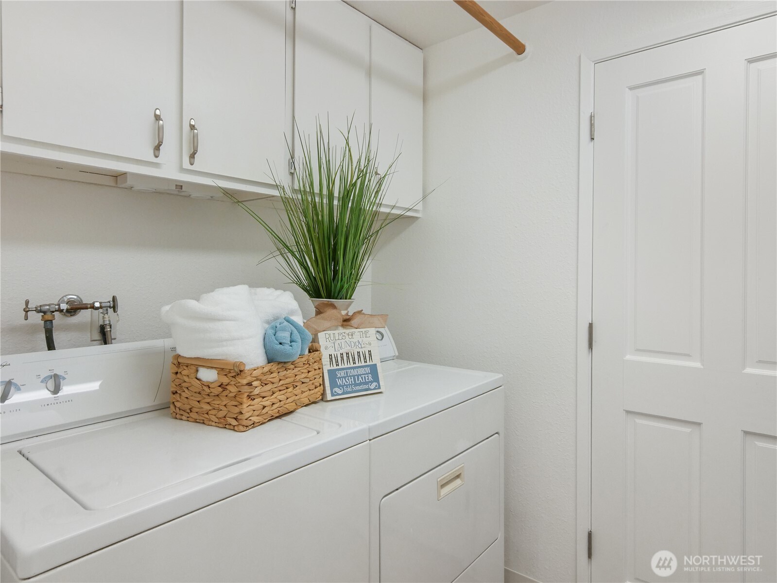 30853 13th Place South, Unit 2 Federal Way, WA 98003 - Photo 27 of 37 a kitchen with a potted plant on the counter and cabinets